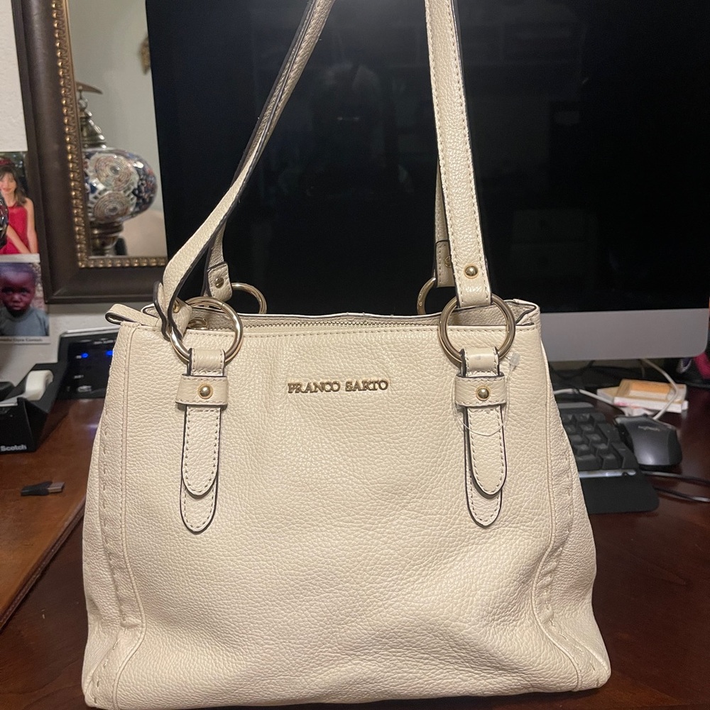 Italian designer FRANCO SARTO cream leather medium size purse. Zipper & magnet